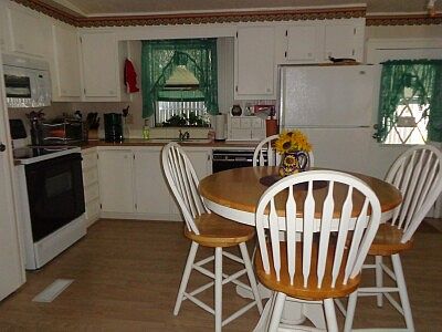 eat-in kitchen