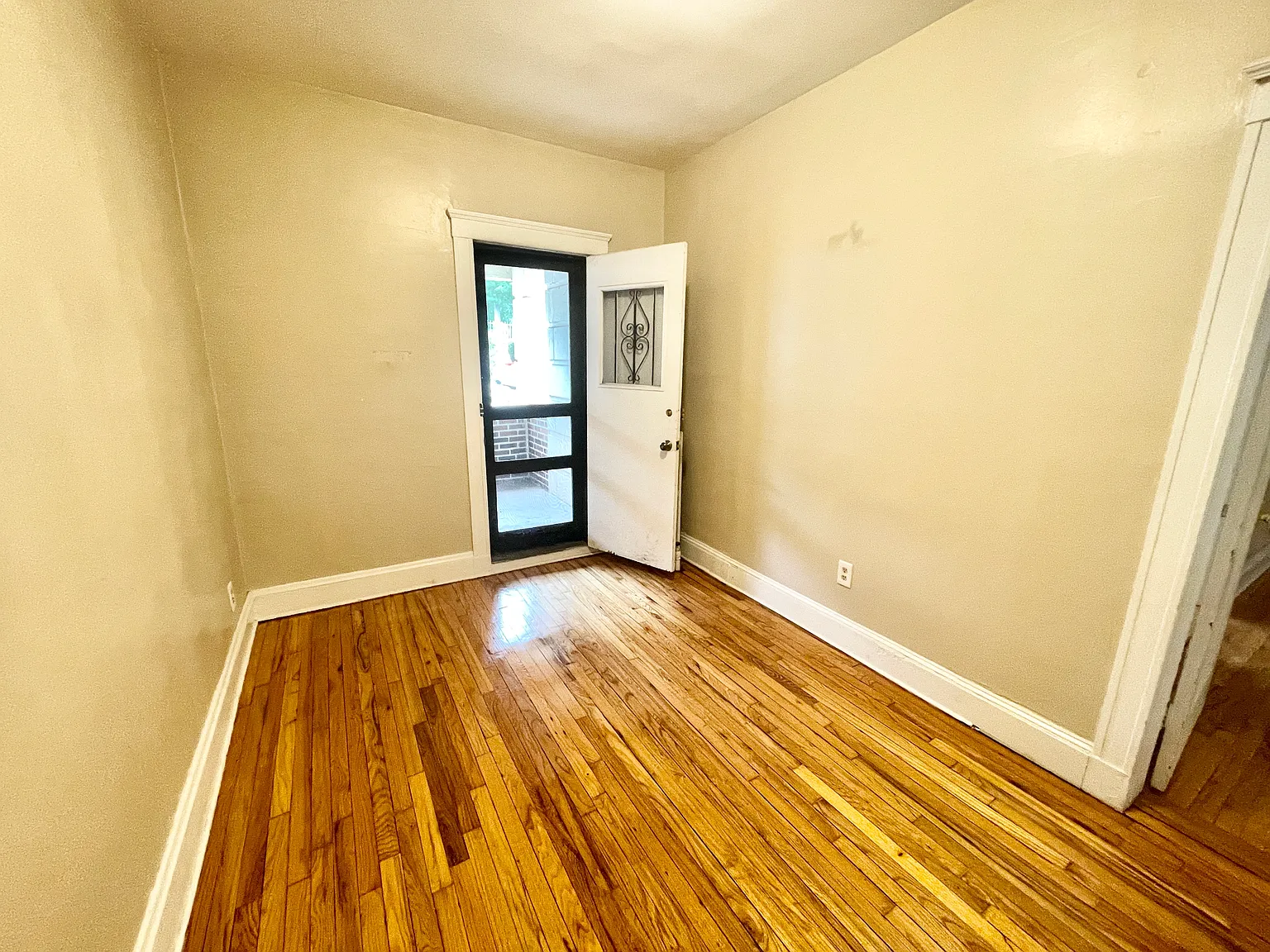 3 bed, 1.0 bath, 99999 sqft, $3,500 — Photo 4