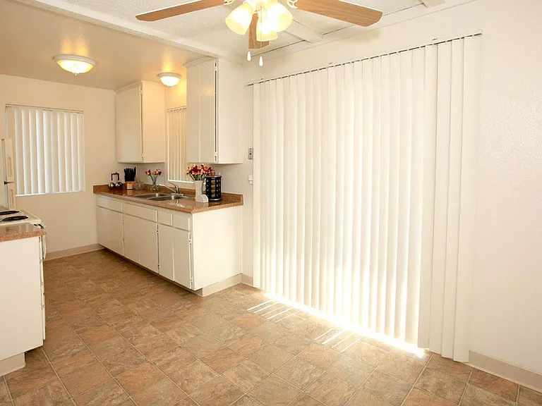 Woodlawn Manor — Photo 28