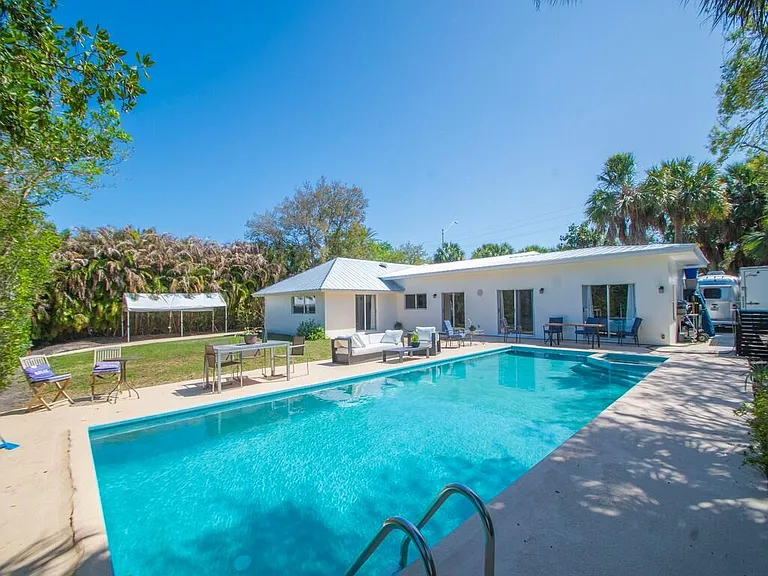 527 E Causeway Blvd — Photo 21