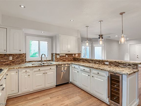 2nd image of 5090 Breakers Ln