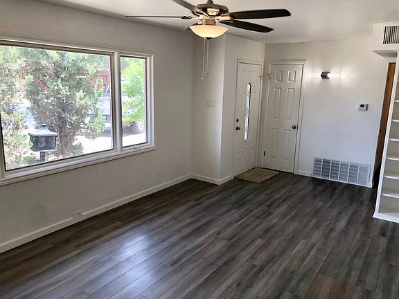 BRIGHT LIVING ROOM