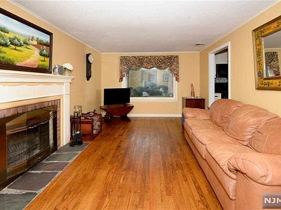 2nd image of 21 Beechwood Dr