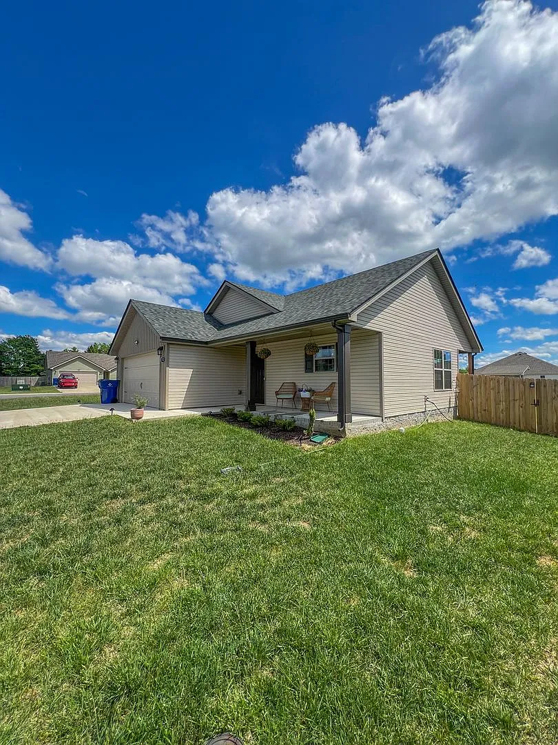 Move-In Special Available! Gorgeous Home! Large Corner Lot -Fenced In Backyard! — Photo 3