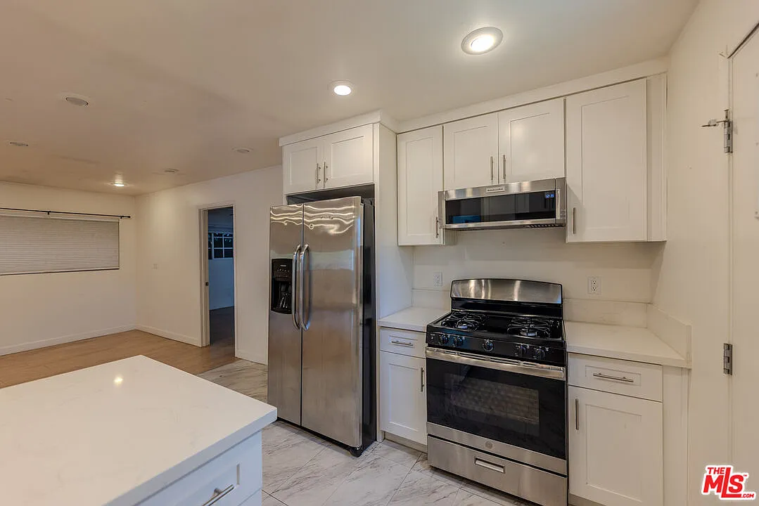 3 bed, 2.0 bath, 1300 sqft, $5,500 — Photo 3