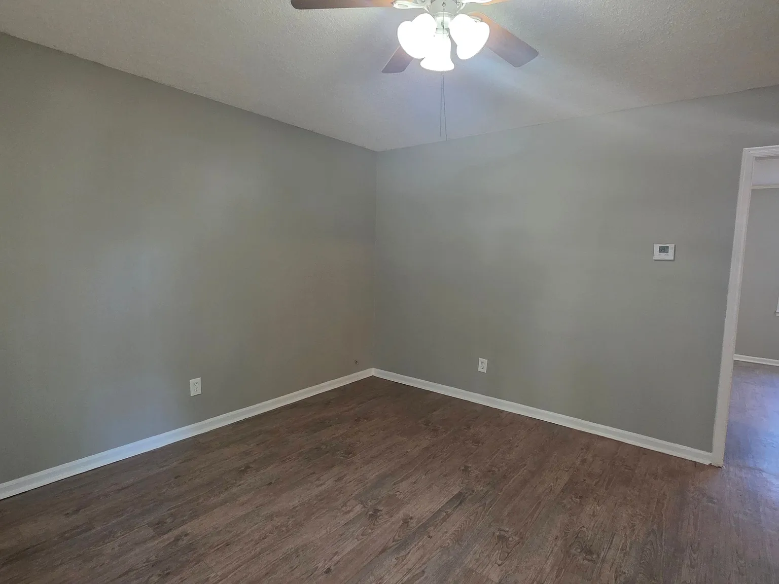 Charming Single-Story Home with Spacious Kitchen & Fenced Backyard — Photo 2