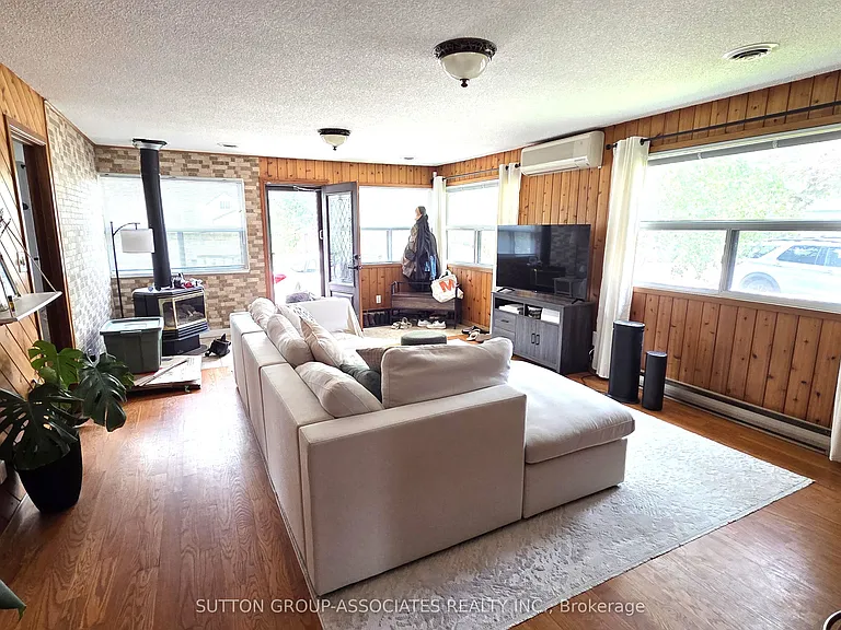 1099 Poplar Rd — Photo 4