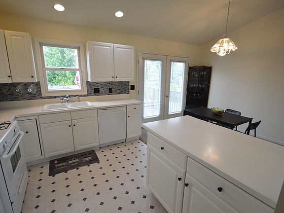 5th image of 3105 Beckie Dr SW