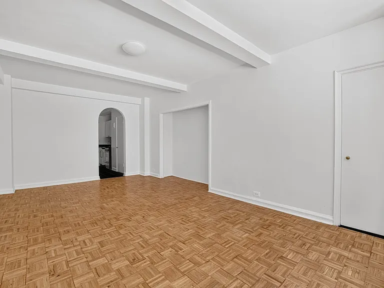 310 E 44th St #206 — Photo 3