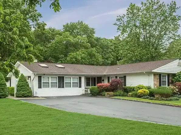 (undisclosed Address), Coram, NY 11727