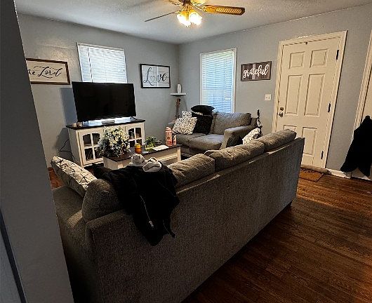5th image of 819 E 37th St