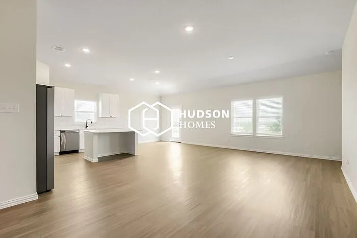 4 bed, 2.0 bath, 1763 sqft, $1,639 — Photo 2