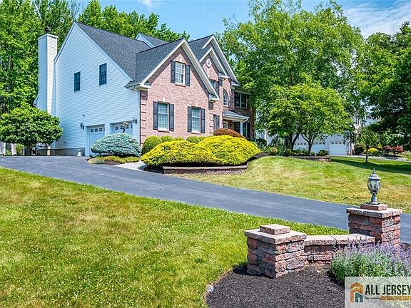 2nd image of 21 Courtside Ln