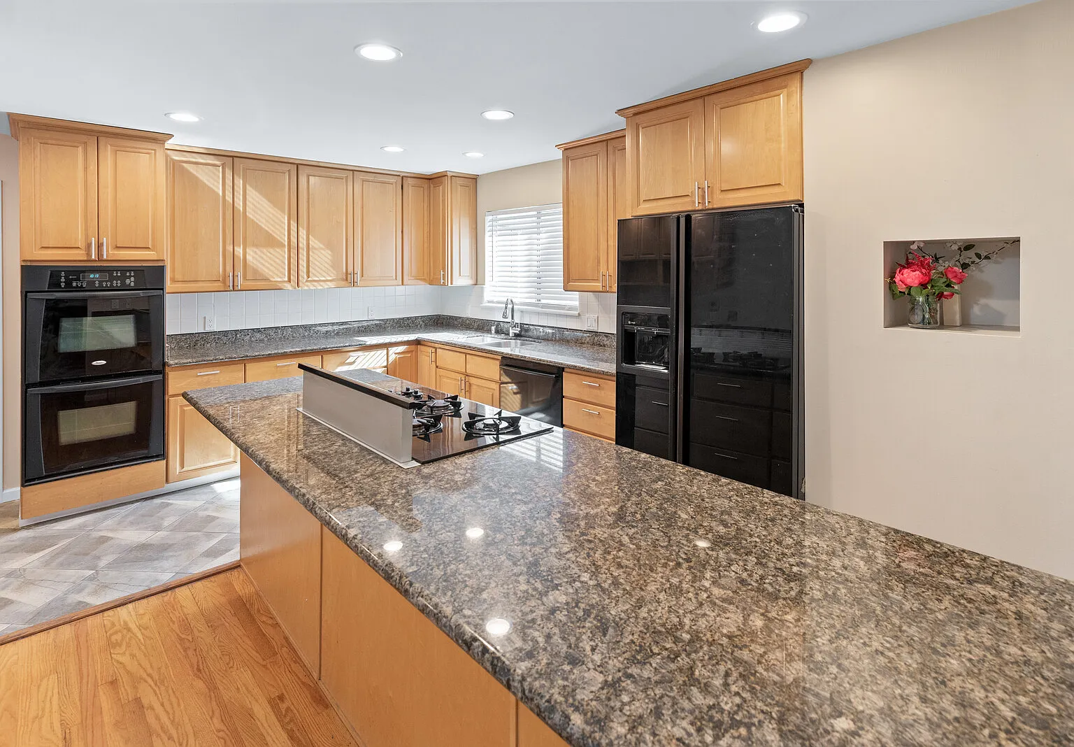 4 bed, 1900 sqft, $8,900 — Photo 4