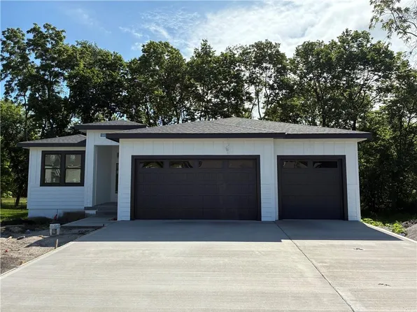 1703 Locust St, Oak Grove, MO 64075