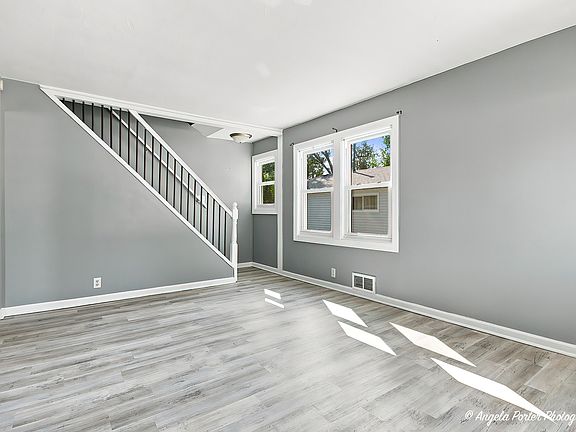 4th image of 1621 Round Lake Dr