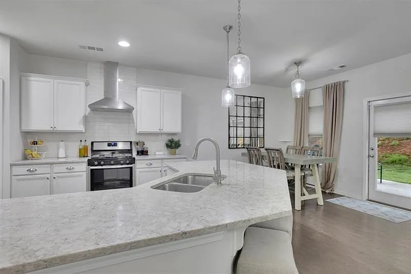 5 bed, 3.0 bath, 2807 sqft, $3,000 — Photo 3