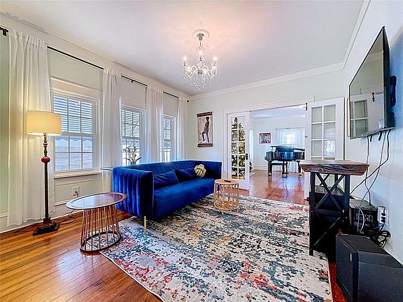 4th image of 901 W Baker St
