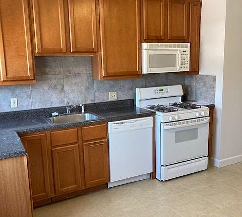 3rd image of 1053 S Vandeventer Ave