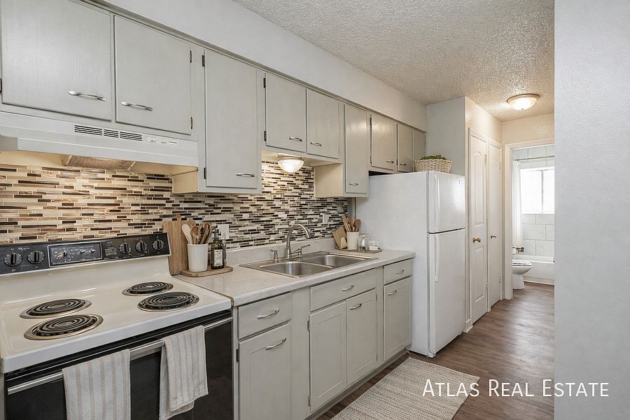 1st image of 1931 Henderson Ave APT 2