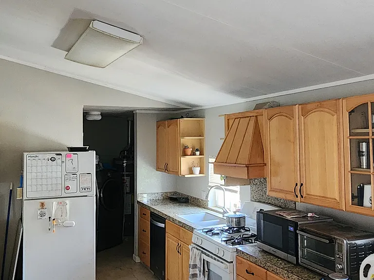1086 Hidden Springs Rd — Photo 4