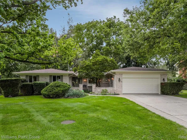 212 Canterbury Trail Dr, Rochester Hills, MI 48309