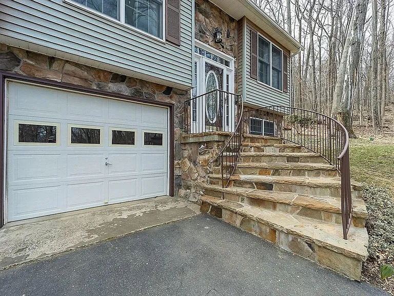 423 Flower Dr — Photo 3