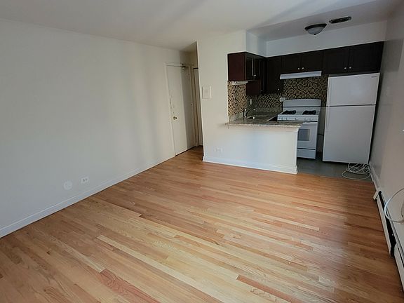 3rd image of 3710 N Pine Grove Ave APT 209