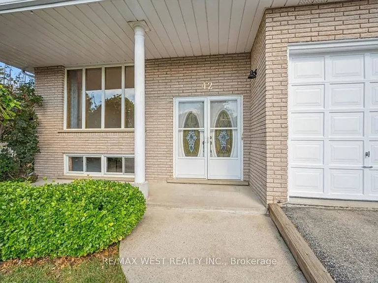 42 Azores Cres #MAIN — Photo 2