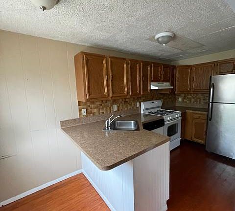 3rd image of 906 Maple Ave