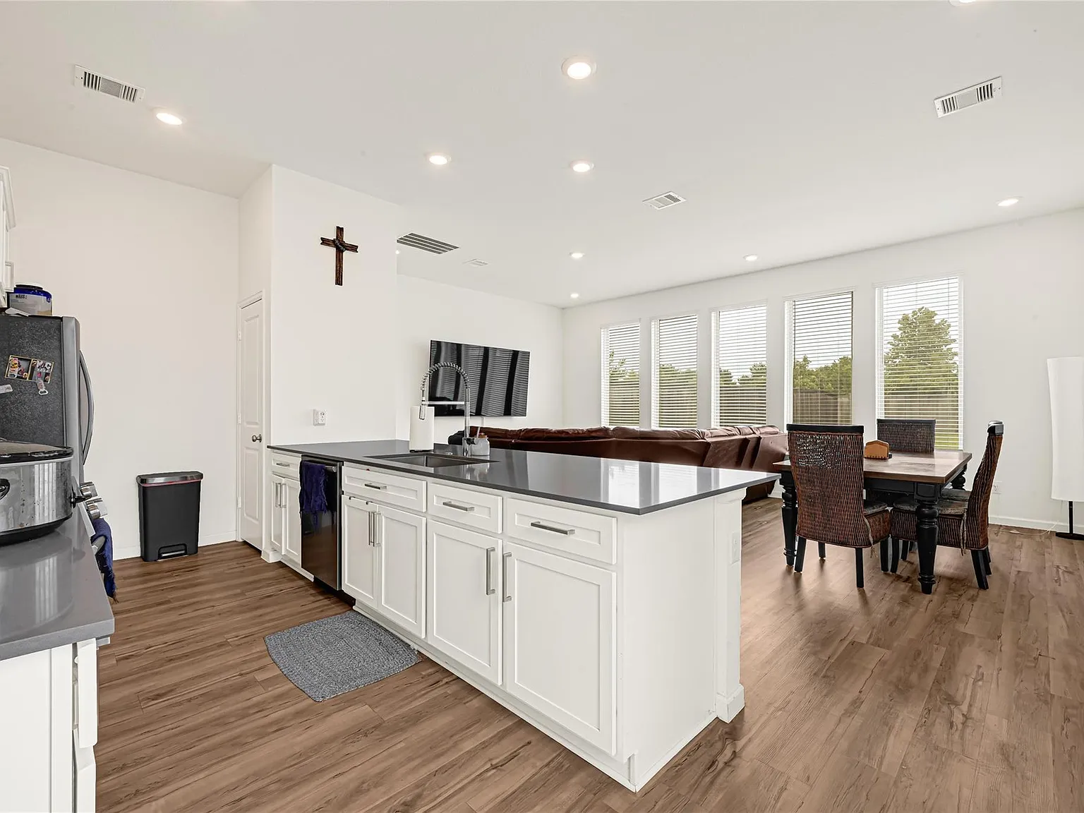 3 bed, 2.5 bath, 1918 sqft, $2,300 — Photo 4
