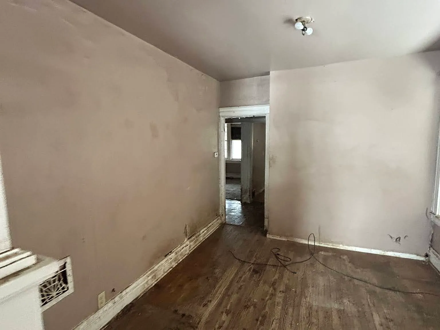2 bed, 968 sqft, $595 — Photo 1