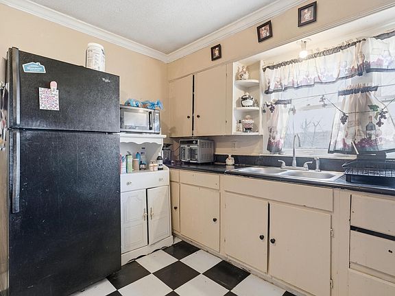 5th image of 1541 Marshall St