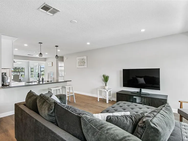 7113 Regina Dr — Photo 2