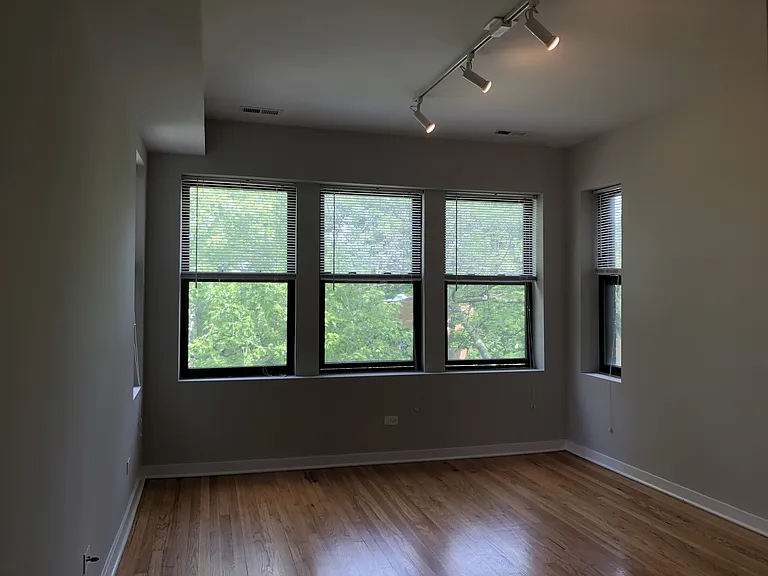 6700-04 N Artesian Ave — Photo 5