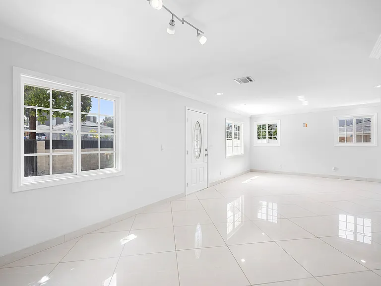 10227 Helendale Ave — Photo 5