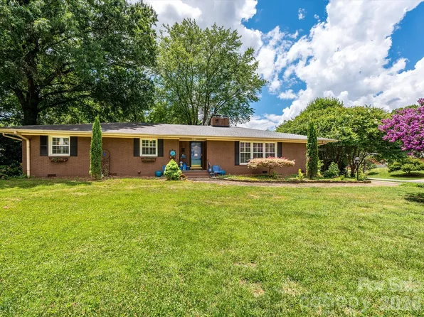 1300 Bevis Dr, Charlotte, NC 28209