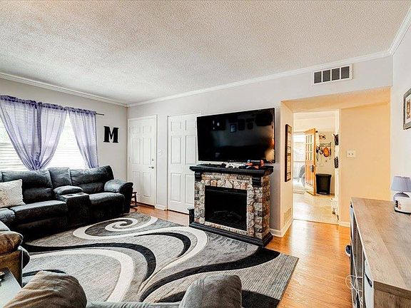4th image of 2711 E Yellowstone Dr