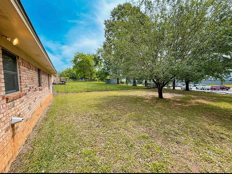 202 Crest Dr — Photo 14