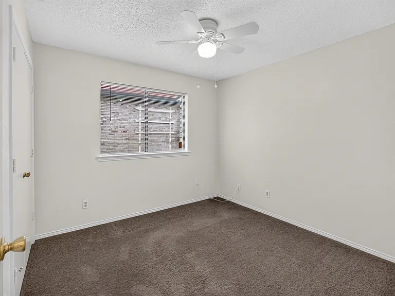 1115 Lombard Ln — Photo 4