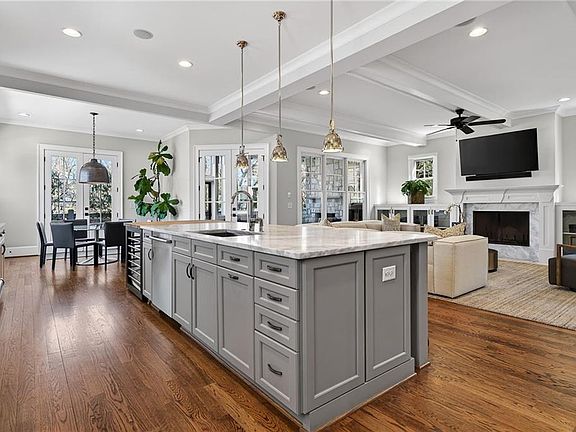 3rd image of 750 Yorkshire Rd NE