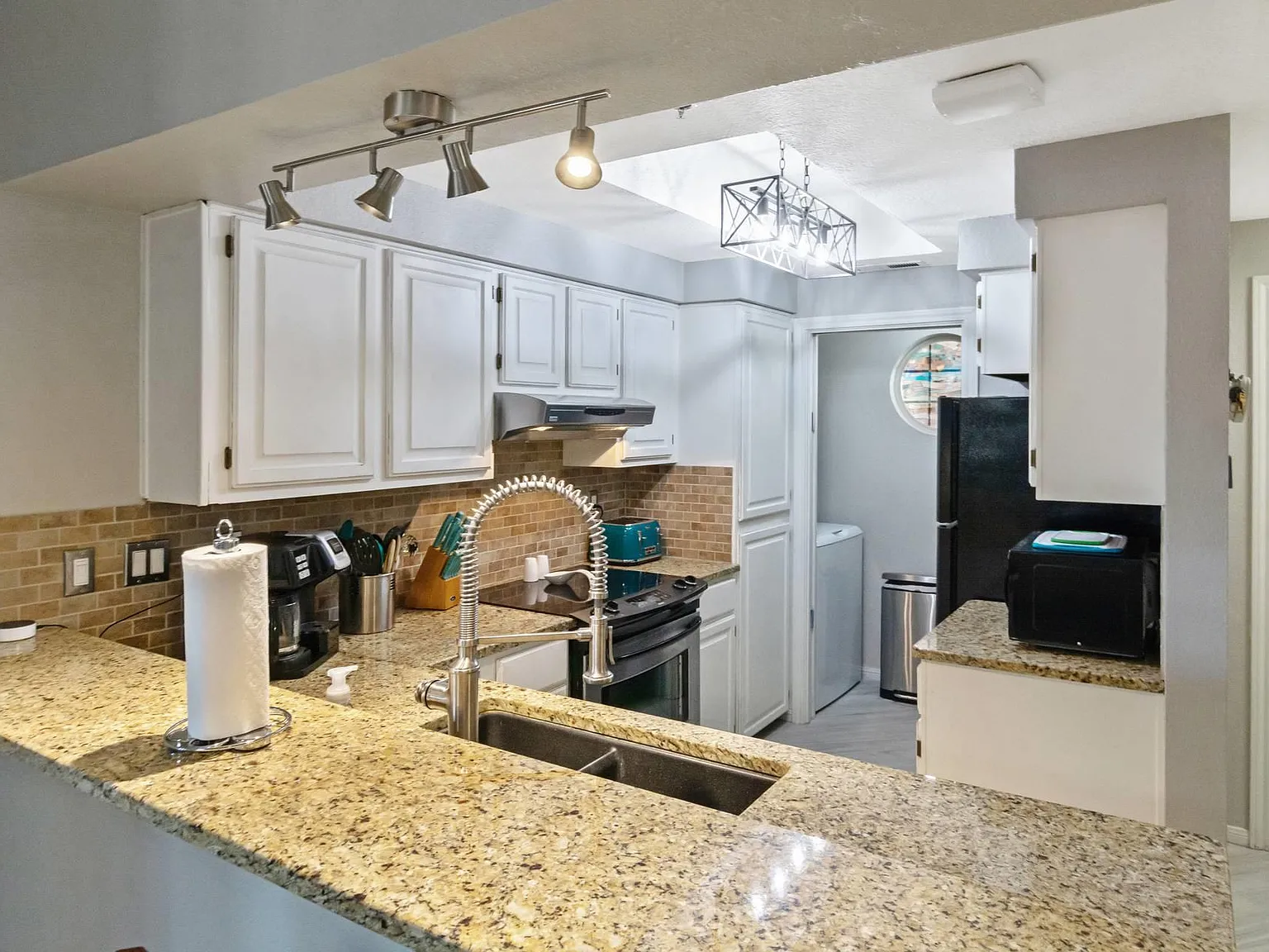 2 bed, 2.0 bath, 1067 sqft, $2,450 — Photo 2