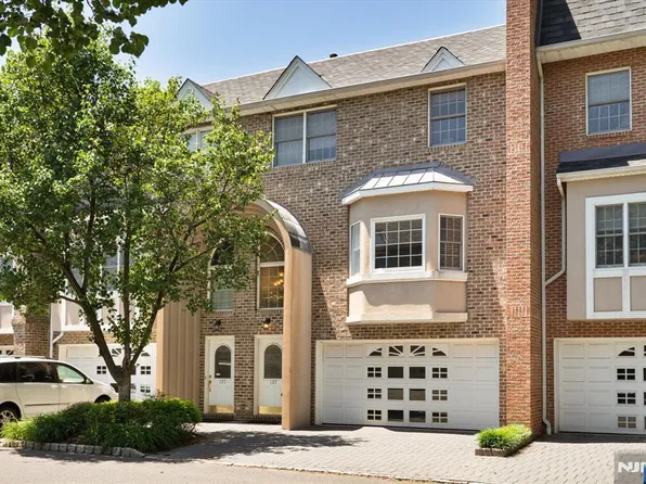 137 Stonegate Trl #38, Cresskill, NJ 07626