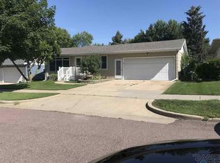 2504 E 17th St, Sioux Falls, SD 57103