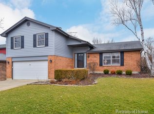 737 Farnham Ln, Wheaton, IL 60189