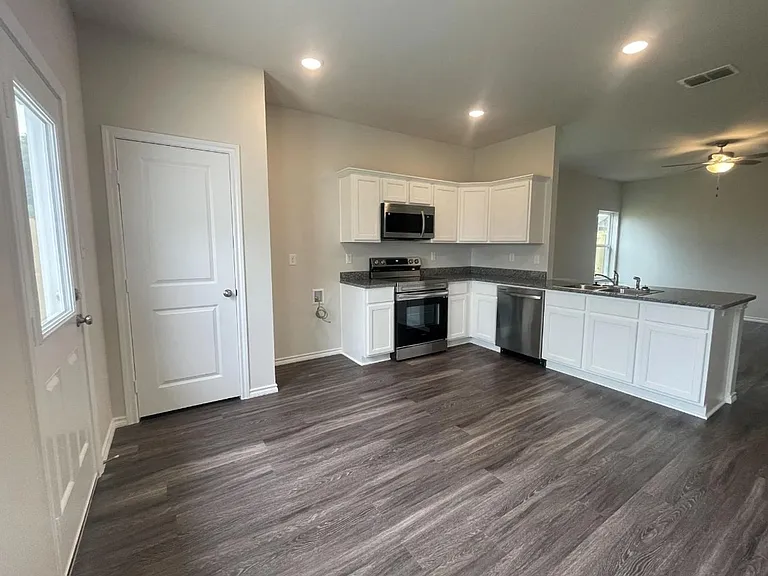 110 S Rainbow Dr — Photo 6