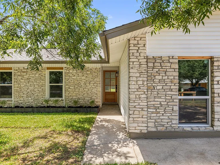 1111 Spearson Ln — Photo 5