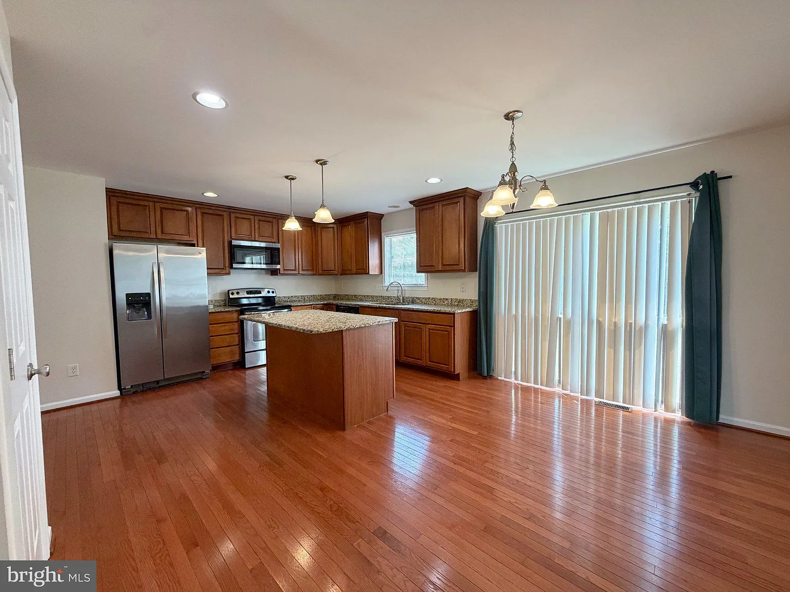 5 bed, 3.5 bath, 2560 sqft, $4,200 — Photo 3