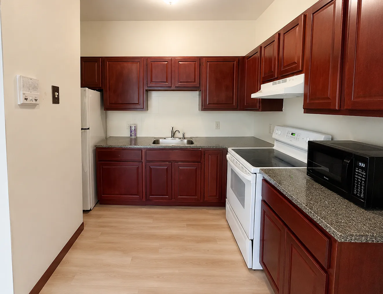 2 bed, 700 sqft, $2,550 — Photo 2