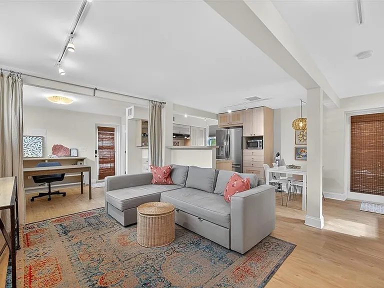 221 13th Ave NE — Photo 34